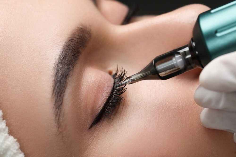 Permanent eyeliner procedure enhancing natural lash line definition